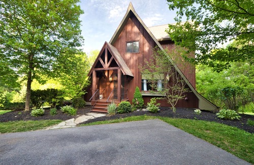 Saratoga Springs House | Family and Dog Friendly Home near historic racetrack and downtown w/a fire pit.