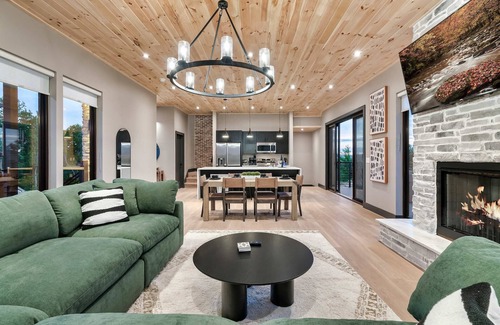 Sevierville House | Family Autumn Luxury Stay | Rooftop Deck + Hot Tub