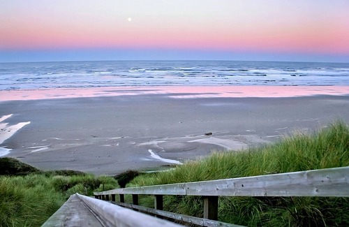 Newport Hotel | Family Beach Escape! Modern Unit, Pets Allowed!