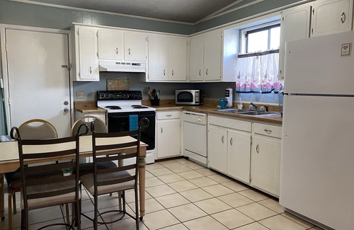 Biltmore Beach Cottage | Family/Budget/Pet Friendly Walk to Beach-2BR 1 BA- Sleeps 8