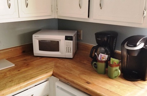 Biltmore Beach Cottage | Family/Budget/Pet Friendly Walk to Beach-2BR 1 BA- Sleeps 8