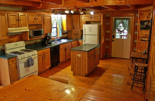 Townsend Cabin | Family Cabin in the Serene Smoky Mountains - HOT TUB/WIFI - Deer Lodge