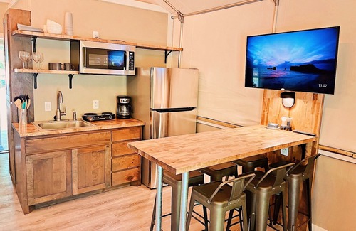 Seguin Cabin | Family Cabin on creek with 2 queen beds, 2 twin beds, full kitchen & more! SG21