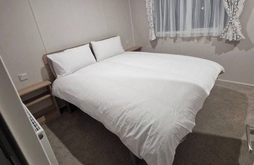 Colchester Cabin | Family Caravan - Sleeps 6 - Pet friendly - Parking