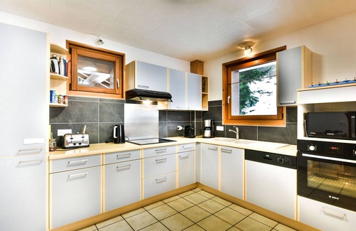 Les Gets Ski Chalet | Family Chalet for 7, 800m from Slopes with Garden and BBQ