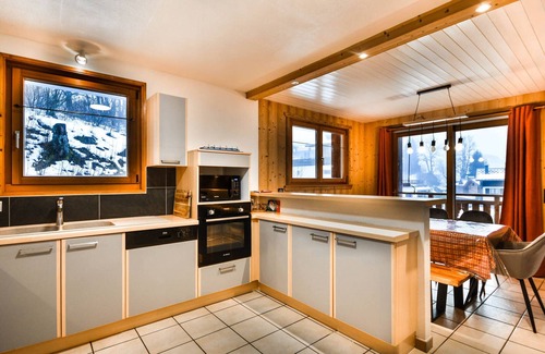 Les Gets Ski Chalet | Family Chalet for 7, 800m from Slopes with Garden and BBQ