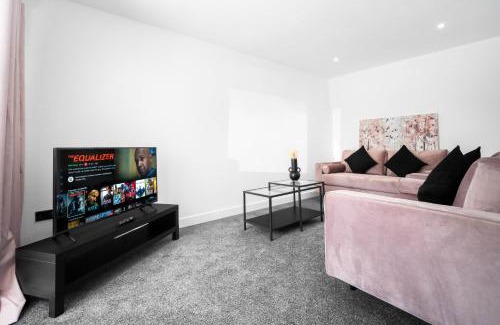 Bilston House | Family Contractors 3 bed house parking sleeps 7