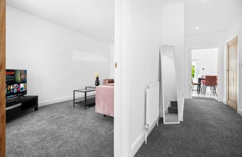Bilston House | Family Contractors 3 bed house parking sleeps 7