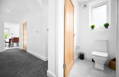 Bilston House | Family Contractors 3 bed house parking sleeps 7
