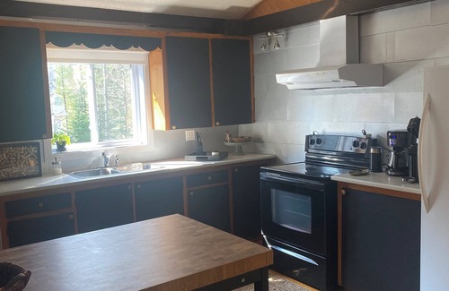 Rawdon Cottage | Family cottage remote work haven. Starlink. Ski hill, trails, and Nordic spa.