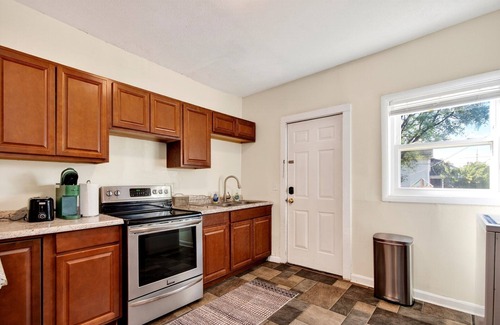 West Columbus House | Family Escape w/Grill, Playground & Picnic Table
