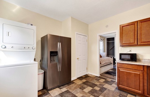 West Columbus House | Family Escape w/Grill, Playground & Picnic Table