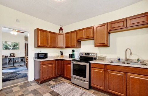 West Columbus House | Family Escape w/Grill, Playground & Picnic Table