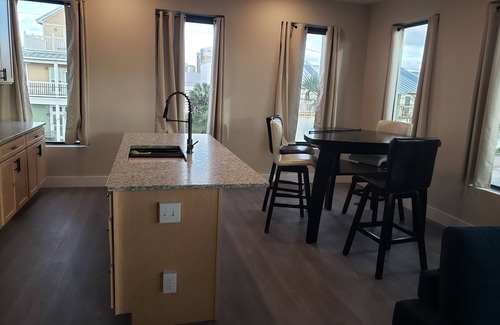 Silver Sands Apartment | Family friendly with roof top deck ocean view