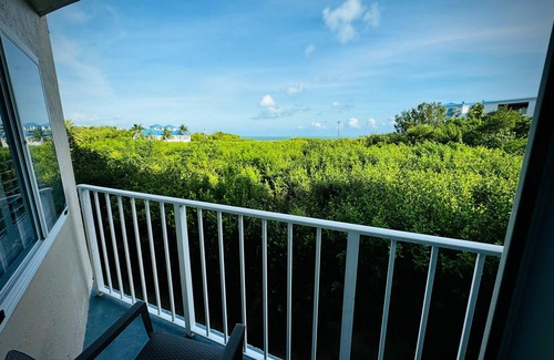 Tavernier Condo | Family-Friendly 1BR w/Partial Ocean View & Pool