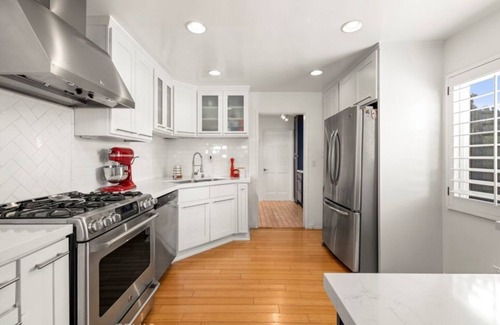 Los Angeles House | Family friendly 2 bed room in a safe neighborhood
