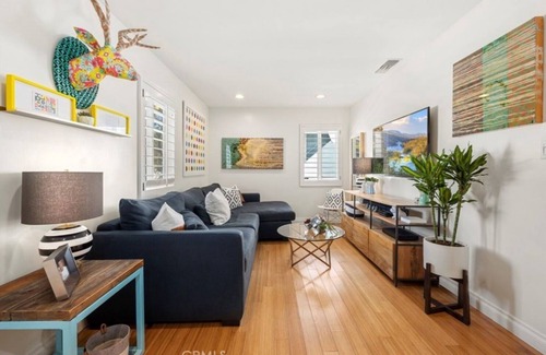Los Angeles House | Family friendly 2 bed room in a safe neighborhood