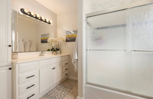 Los Angeles House | Family friendly 2 bed room in a safe neighborhood
