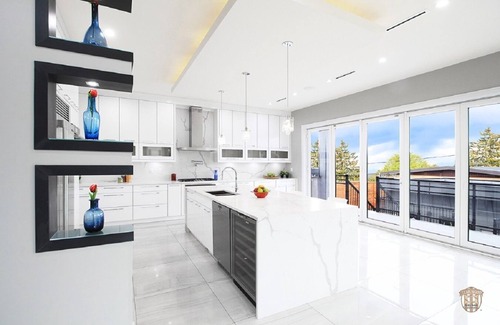 Burnaby House | Family Friendly 5 Bed Rooms house The Chateau - ST No. 00177094
