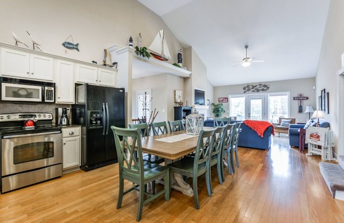 Hollister House | Family-Friendly 6BR Branson Getaway w/Hot Tub & Games