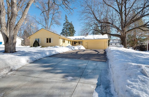 Golden Valley House | Family Friendly and Cozy Residential Home in Golden Valley