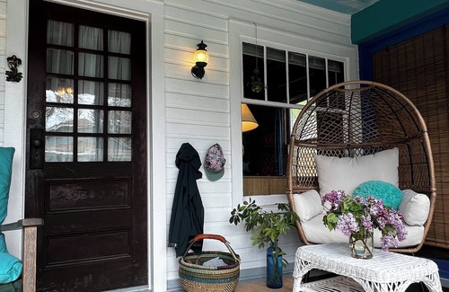 Crystal Beach Cottage | Family friendly beach stay. A short walk to the beach and Main Street