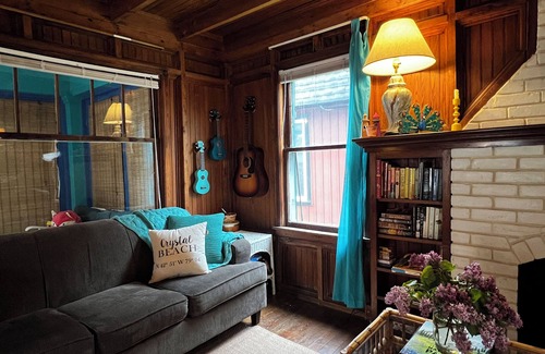 Crystal Beach Cottage | Family friendly beach stay. A short walk to the beach and Main Street