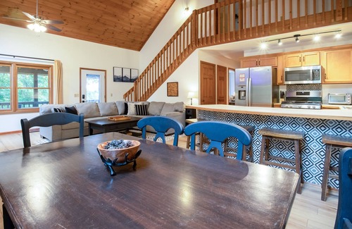 McCaysville Cabin | Family Friendly Cabin, Gameroom, Hot Tub-Sleeps 10!