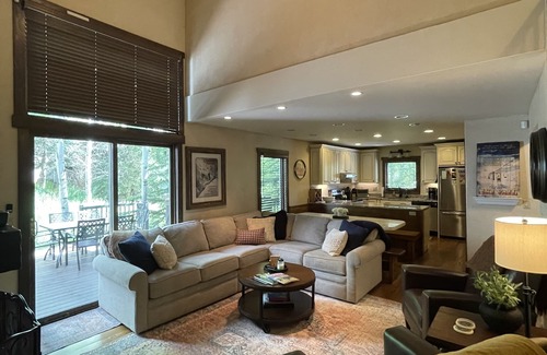 Vail Condo | Family Friendly Condo w private HOT TUB~Minutes from the Slopes