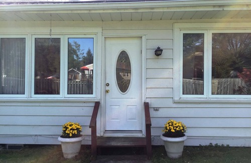 Georgina House | Family-Friendly Cottage on Lake Simcoe with Private Shared Beach Access