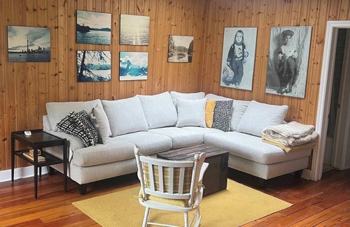 Georgina House | Family-Friendly Cottage on Lake Simcoe with Private Shared Beach Access