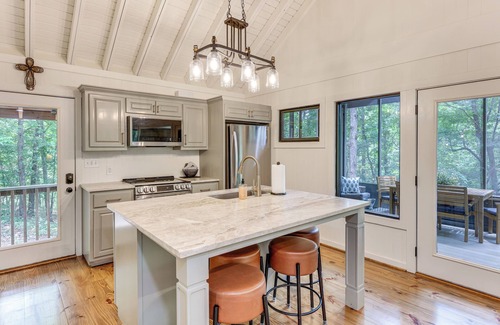 Dadeville Cabin | Family-Friendly Dadeville Cabin w/Hot Tub & Porch