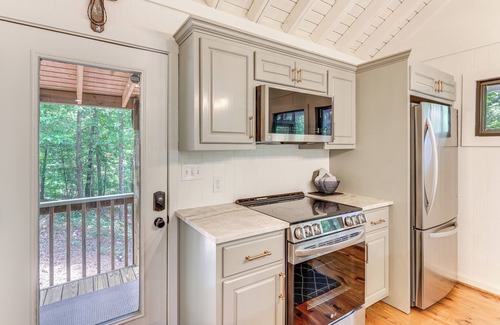 Dadeville Cabin | Family-Friendly Dadeville Cabin w/Hot Tub & Porch