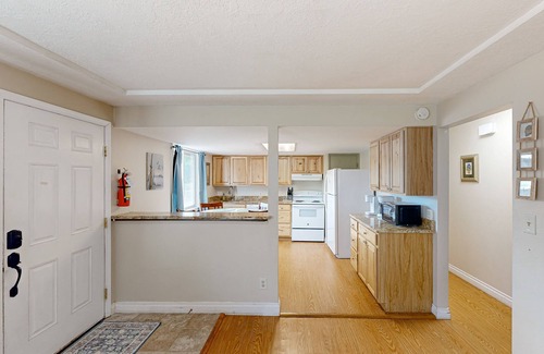 Newport House | Family-friendly duplex in the Heart of Nye beach, Dog-friendly