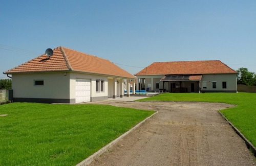 Poroszlo Villa | Family-friendly holiday home with heated swimming pool for 11 people + 2 children