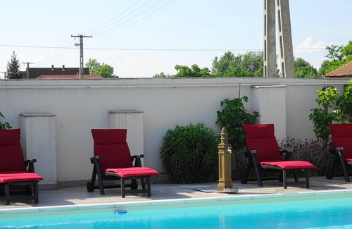 Poroszlo Villa | Family-friendly holiday home with heated swimming pool for 11 people + 2 children