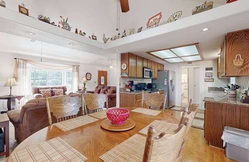 Groveland House | Family-friendly home with deck, stainless steel appliances, & spacious yard
