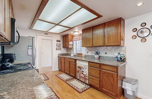 Groveland House | Family-friendly home with deck, stainless steel appliances, & spacious yard