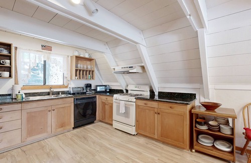 Truckee Ski Chalet | Family-Friendly Home with Shared Pool & Hot Tub - Access to Rec Center