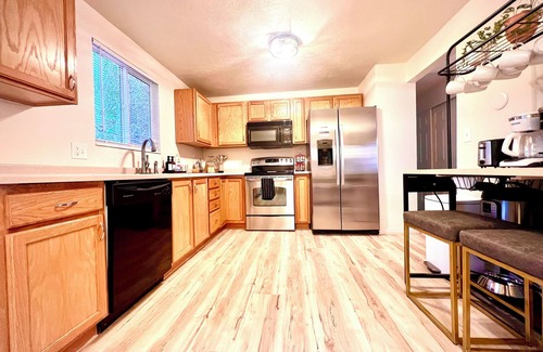 White City House | Family Friendly! Hot Tub, 5 Luxury King Beds, Fire Pit, Skiing & Hiking Close