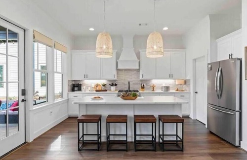Dadeville House | Family friendly Lakehouse: dock, kayaks & SUP board, firepit Neighborhood pool!