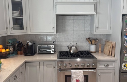 Fairmount House | Family-friendly Philly Rowhome with Garage and Deck - Dream Location!