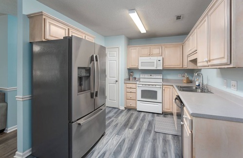 Myrtle Grove House | Family friendly, prime location, clean & bright