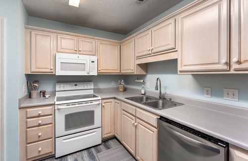 Myrtle Grove House | Family friendly, prime location, clean & bright
