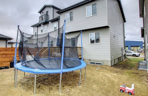 Southeast Edmonton House | ☆FAMILY FRIENDLY☆ Spacious☆ Chic 4BDRM✔Airport⚡WiFi🔥Fireplace