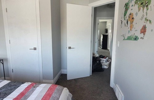 Southeast Edmonton House | ☆FAMILY FRIENDLY☆ Spacious☆ Chic 4BDRM✔Airport⚡WiFi🔥Fireplace