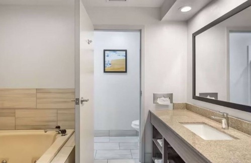 Mundelein Hotel | Family-Friendly Suites w/Pool & Breakfast Near Six Flags Great America