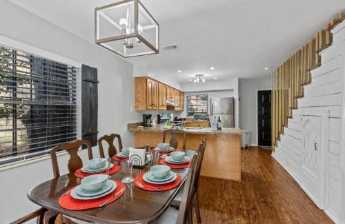 Gainesville Apartment | Family Friendly Townhouse with Reading Nook and Bike