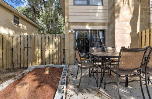 Gainesville Apartment | Family Friendly Townhouse with Reading Nook and Bike