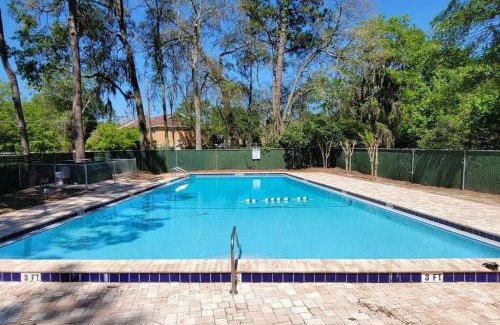 Gainesville Apartment | Family Friendly Townhouse with Reading Nook and Bike